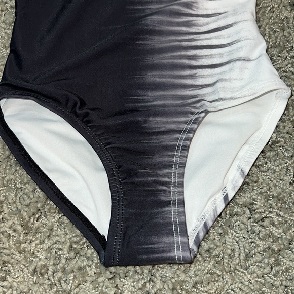 NEW Girls One Piece Swimsuit XS (5) - Picture 2 of 6